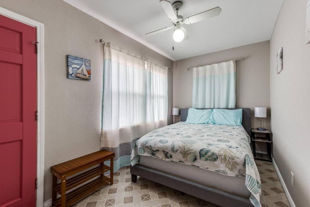 Cozy Sea Breeze Bungalow - 2 Mins To The Beach Γκάλβεστον Εξωτερικό φωτογραφία