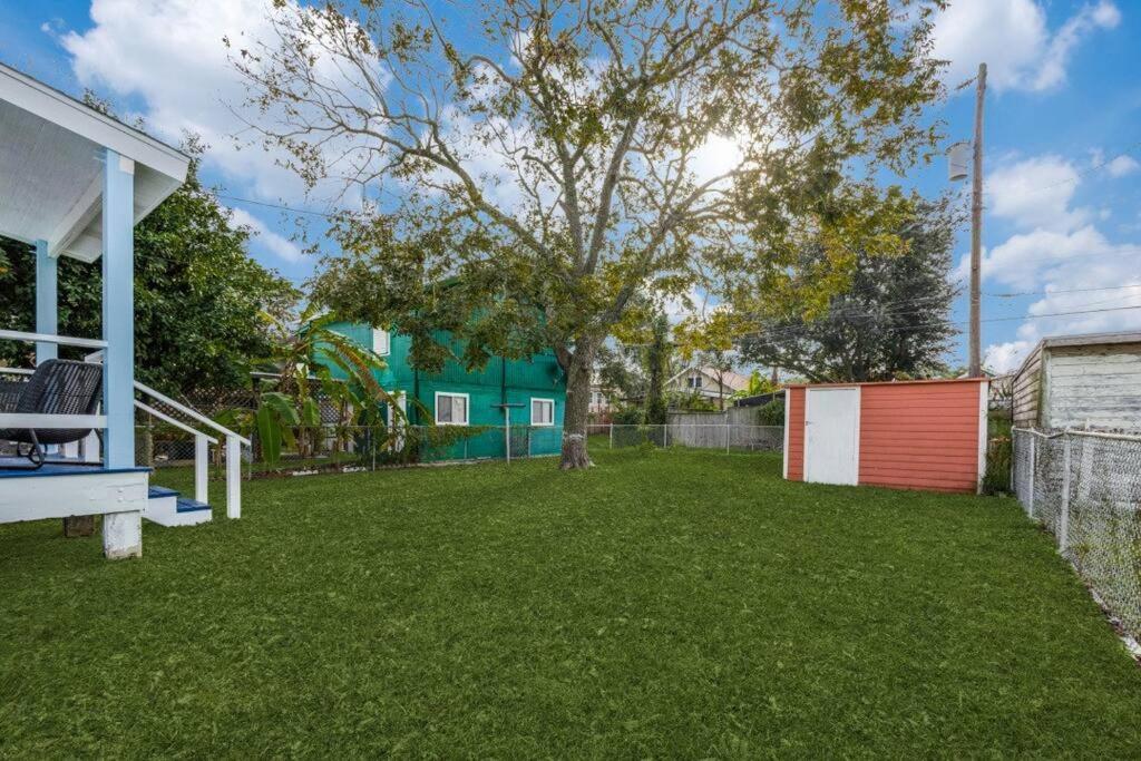 Cozy Sea Breeze Bungalow - 2 Mins To The Beach Γκάλβεστον Εξωτερικό φωτογραφία